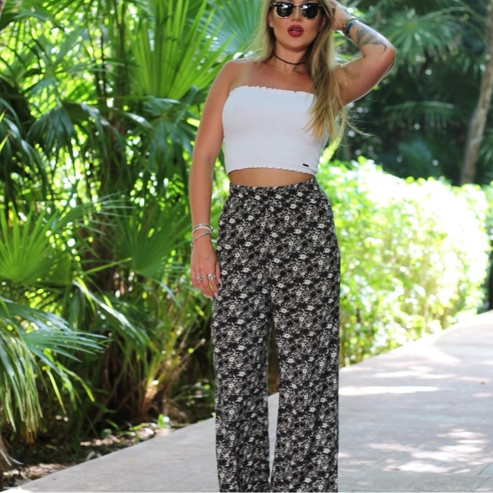 Hollister Wide Leg Summer Pants In A Black And White Floral Pattern Size Large